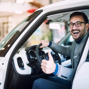 client satisfait dans sa voiture