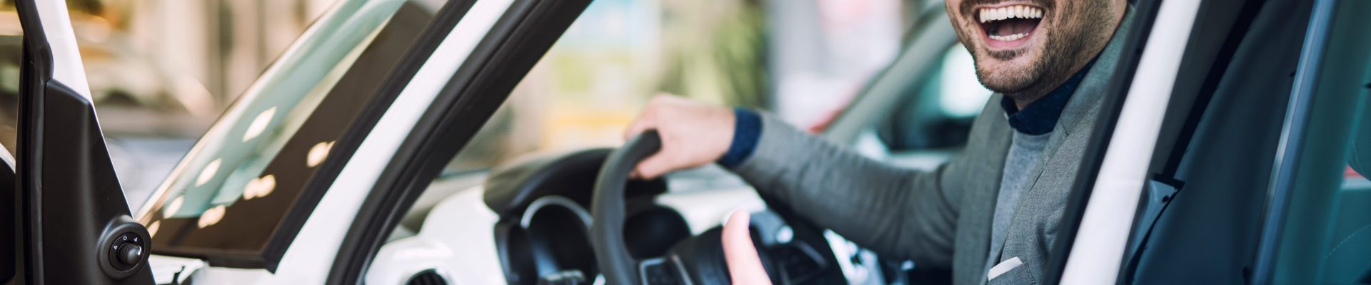 client satisfait dans sa voiture