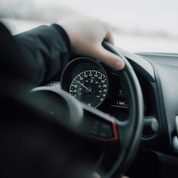 Conducteur dans une voiture