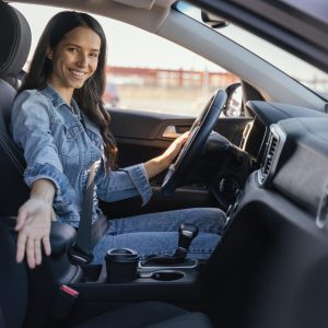 Femme heureuse de conduire sa voiture