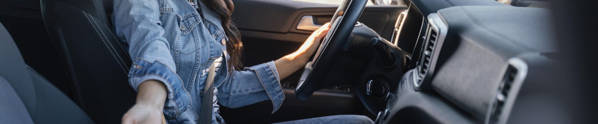 Femme heureuse de conduire sa voiture